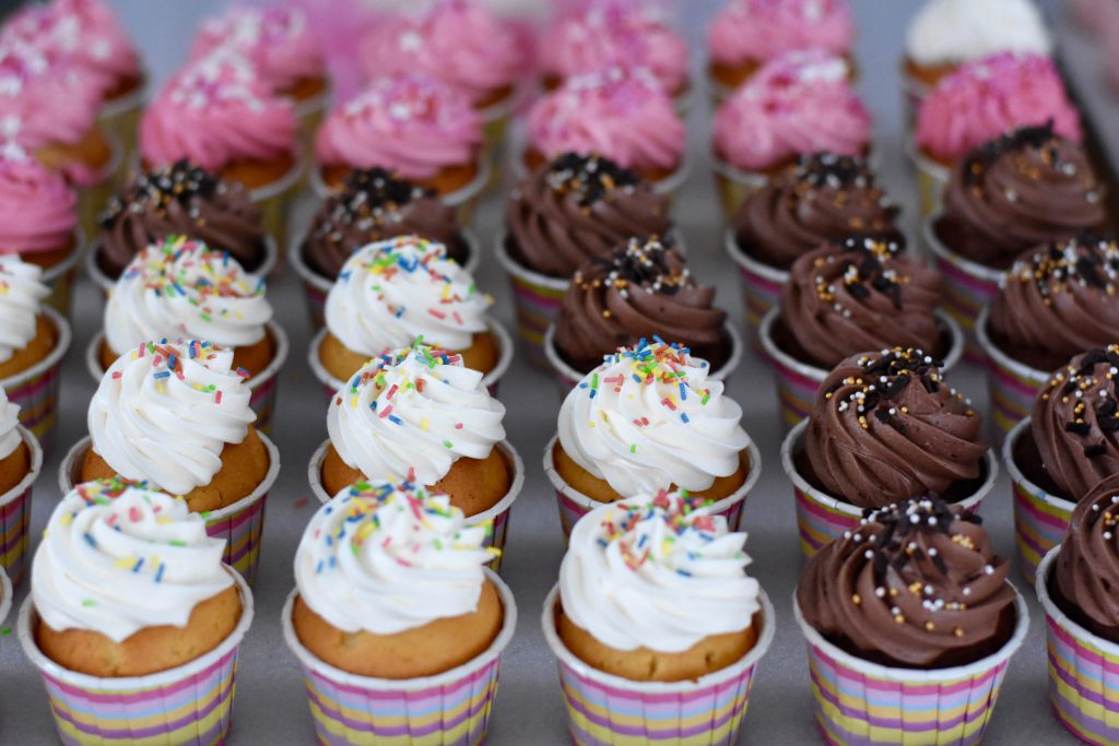 Kinder Cup Cakes mit bunten Streuseln und bunten Förmchen