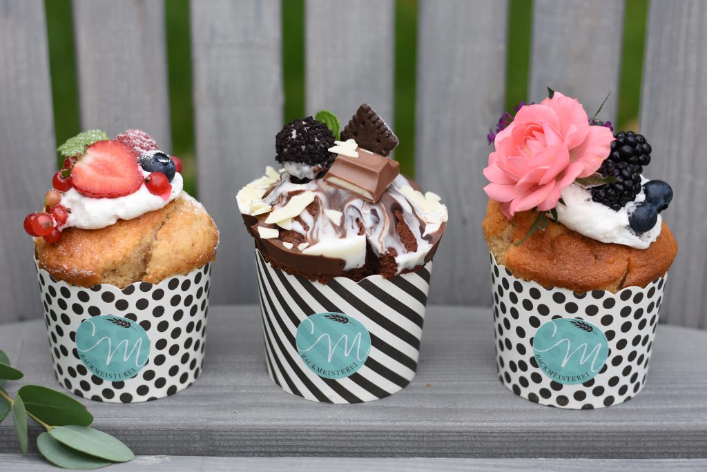 Muffins, Cup Cakes aufwendig dekoriert mit Beeren und Blumen